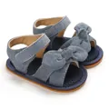 Detail van de blauwe baby sandalen met strikversiering en zachte rubberen zool - Donkerblauw