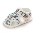 Detailansicht der weichen Baby-Sandalen mit niedlichen Tierprints auf hellblauem Grund - Blau und Weiß