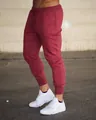 Schmal geschnittene Herren-Jogginghose in Weinrot mit Kordelzug und gerippten Bündchen. - Burgunderrot
