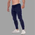Detailansicht der dunkelblauen Herren-Jogginghose mit Kordelzug und Rippbündchen - Marineblau