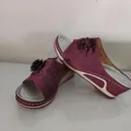 Eleganti sandali con zeppa bordeaux da donna con fiori 3D e design a punta aperta - Viola