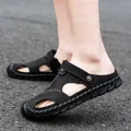 Lässige schwarze Herren-Sommersandalen mit verstellbarer Schnalle und Ausschnitten - Schwarz