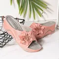Détail de sandales à talons compensés en PU rose avec fleurs 3D et bout ouvert - Rose