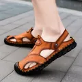 Stilvolle braune Leder-Herrensandalen für Freizeit mit Schnalle und Handnähten - Braun