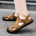 Klassische braune Herren-Strandsandalen aus Leder mit verstellbarem Schnallenriemen - Khaki