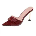 Détail d'élégantes sandales à talons hauts bordeaux avec motif crocodile et bout ouvert - Bordeaux
