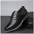 Nahaufnahme schwarzer Herren-Lederschuhe mit verschiedenen Texturen und dekorativer Sohle - 38 / Schwarz