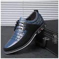 Detailansicht blau-schwarze Herren-Freizeitschuhe aus Leder mit gesteppter Textur - 38 / Blau