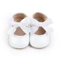 Elegante weiße Lackleder-Babyschuhe für Prinzessinnen mit großen Satinschleifen, Vorderansicht. - Weiß