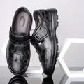 Sandalias de hombre en cuero auténtico negro de calidad con cortes transpirables y velcro - Negro (YR5602)