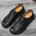 Scarpe casual in pelle nera da uomo modello slip-on con cuciture fatte a mano. - Nero