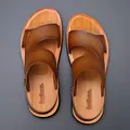 Trendige atmungsaktive Herren Sandalen in Braun mit einem schicken Holzoptik-Fußbett - Khaki