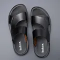 Modische schwarze Herren-Sandalen mit atmungsaktiven Kreuzriemen und bequemem Fußbett-Logo - Schwarz