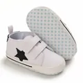 Vista dettagliata delle scarpe bianche da bambino con stella e suola antiscivolo - Bianco