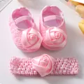 Detailopname van roze baby prinsessenschoenen en bijpassende hoofdbandset met satijnen rozen - Roze Roos Bloem (Set)