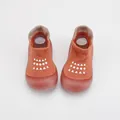 Vista detallada de zapatos tipo calcetín para bebé con suela de goma suave - Naranja con Puntos