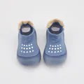 Vista detallada de calcetines zapatos para bebé azules con suelas blandas antideslizantes - Azul con Puntos