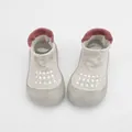 Vista macro de zapatos tipo calcetín transpirables con suela de goma suave para bebés - Gris con Puntos