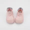 Vista frontal detallada de zapatos tipo calcetín para bebé en rosa con suela blanda - Rosa con Puntos