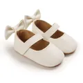 Nahaufnahme weißer Lauflernschuhe für Babys mit weicher Sohle und Fersenschleife - Weiß