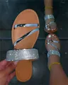 Platte damessandalen voor de zomer met zilveren bandjes en fonkelende strass details - 36 / Zilver