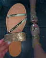 Platte damessandalen met fonkelende steentjes en gouden bandjes in de kleur bruin - 36 / Goud