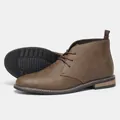 Detailopname van bruine retro chukka boots voor heren met gestructureerde antislip rubberen zool - 41(US 8) / Gepolijst Bruin (KD594)