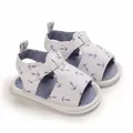 Vue détaillée de sandales d'été blanches pour bébé avec imprimé ancre bleue et semelle souple - Ancre Blanche