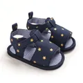 Détail de sandales pour bébé bleu marine à étoiles dorées et semelle rayée souple - Étoile Bleue Or