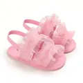 Vista detallada de sandalias rosas para bebé con suelas blandas y adornos volantes - Rosa