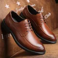 Detailopname van bruine leren zakelijke herenschoenen met elegant vetersysteem - Bruin (SY5773)