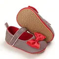 Detailansicht funkelnder Baby-Prinzessin-Schuhe mit roter Schleife und rutschfester Sohle - Rot