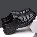 Sandalias de cuero vacuno negro de primera calidad para hombre con diseño calado - Negro