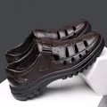 Sandalias de cuero genuino marrón oscuro para hombre con diseño calado y suela blanda - Marrón
