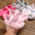 Primo piano di scarpine da principessa per neonata a pois rosa con fiocco - Lunghezza Interna 12cm / Scarpe Primi Passi a Pois con Fiocco / Rosa Doppio