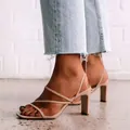 Eleganti sandali beige con listini e tacco largo abbinati a jeans in denim chiaro. - 35 / Albicocca