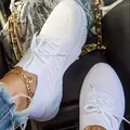 Primer plano de zapatillas blancas transpirables de punto con cordones para mujer. - 35 / Blanco