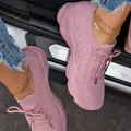 Vista detallada de zapatillas de punto rosa transpirables con suelas gruesas y cordones - 35 / Rosa