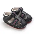 Detalle de sandalias negras para bebé con suela roja blanda y correas de rayas - Negro
