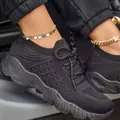 Vista detallada de zapatillas de deporte de punto negro cómodas y transpirables. - 35 / Negro