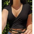 Vista dettagliata di un sexy crop top a portafoglio nero con scollo a V e lacci in vita. - Taglia S / Top / Nero