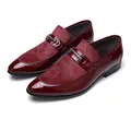 Elegante bordeauxrote Herrenlederschuhe mit Ponyhaar-Struktur und Metallschnallendetail - Burgunderrot