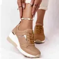 Detaillierte Ansicht camelfarbener Damen-Keilsneaker mit Mesh und Goldakzenten. - Hellbraun