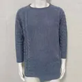 Vista detallada de un jersey de punto azul para hombre con elegante diseño de trenza - Azul grisáceo