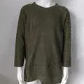 Vista de detalle de suéter de punto trenzado verde militar para hombre con cuello - Verde Militar