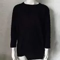 Vista macro detallada del suéter de punto negro de manga larga para hombre en un maniquí - Negro