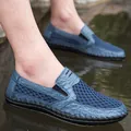 Atmungsaktive blaue Slipper für Herren aus Mesh mit einer eleganten Krokostruktur - 40 / Blau