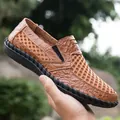 Atmungsaktive Herren Slipper in Braun aus Mesh mit schicker Krokodil-Strukturierung - 40 / Braun