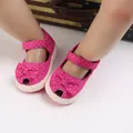 Gedetailleerde weergave van fuchsia babysandalen met gekleurde stippen en mooie strik. - Perzik