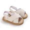 Vista detallada de sandalias blancas para bebé con suelas blandas y tiras cruzadas - Blanco